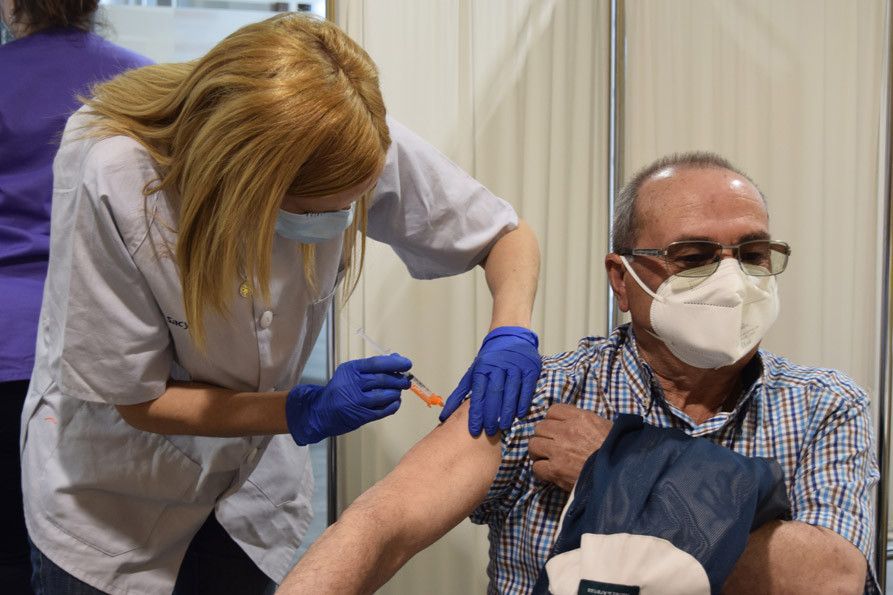 Castilla y León reanudará la vacunación con AstraZeneca en las próximas horas con nuevas pautas y rangos de edad