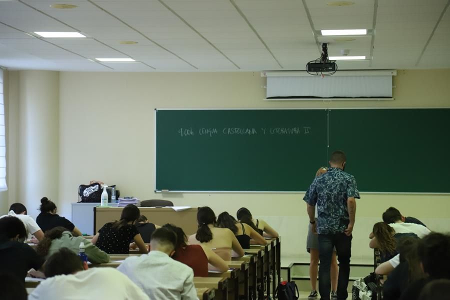 Imagen de un examen de la EBAU en Zamora.