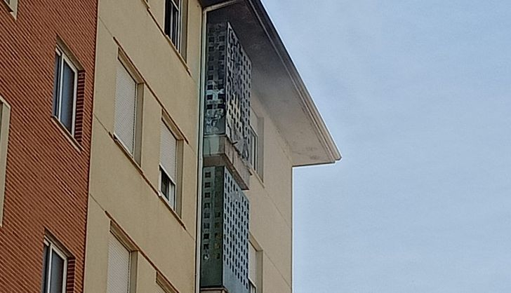 El balcón de la vivienda calcinado tras lo sucedido