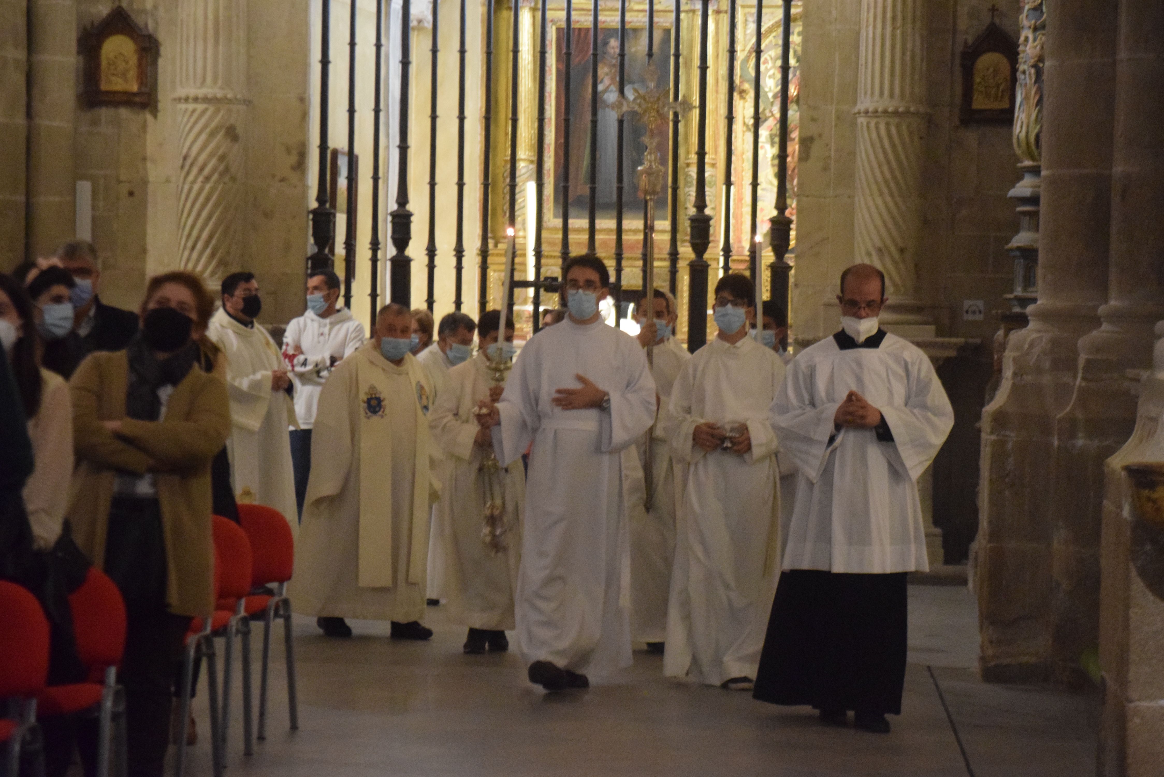 Dos monaguillos participan en un acto litúrgico