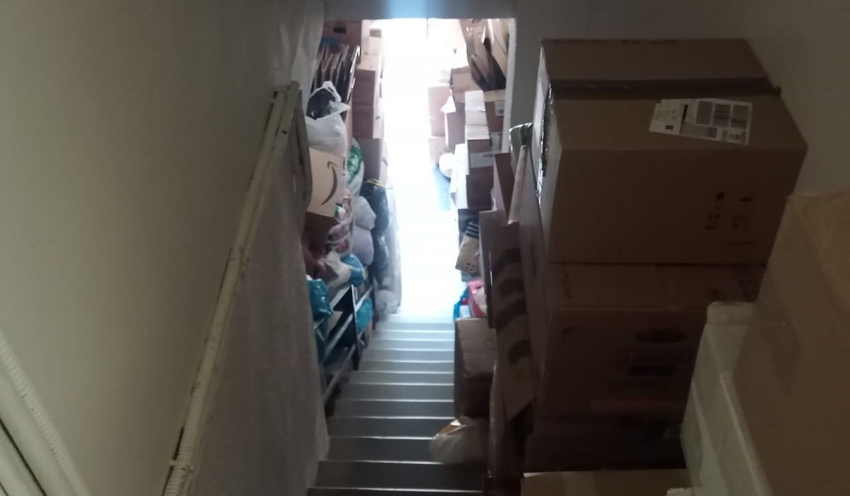 Cajas en el pasillo y las escaleras