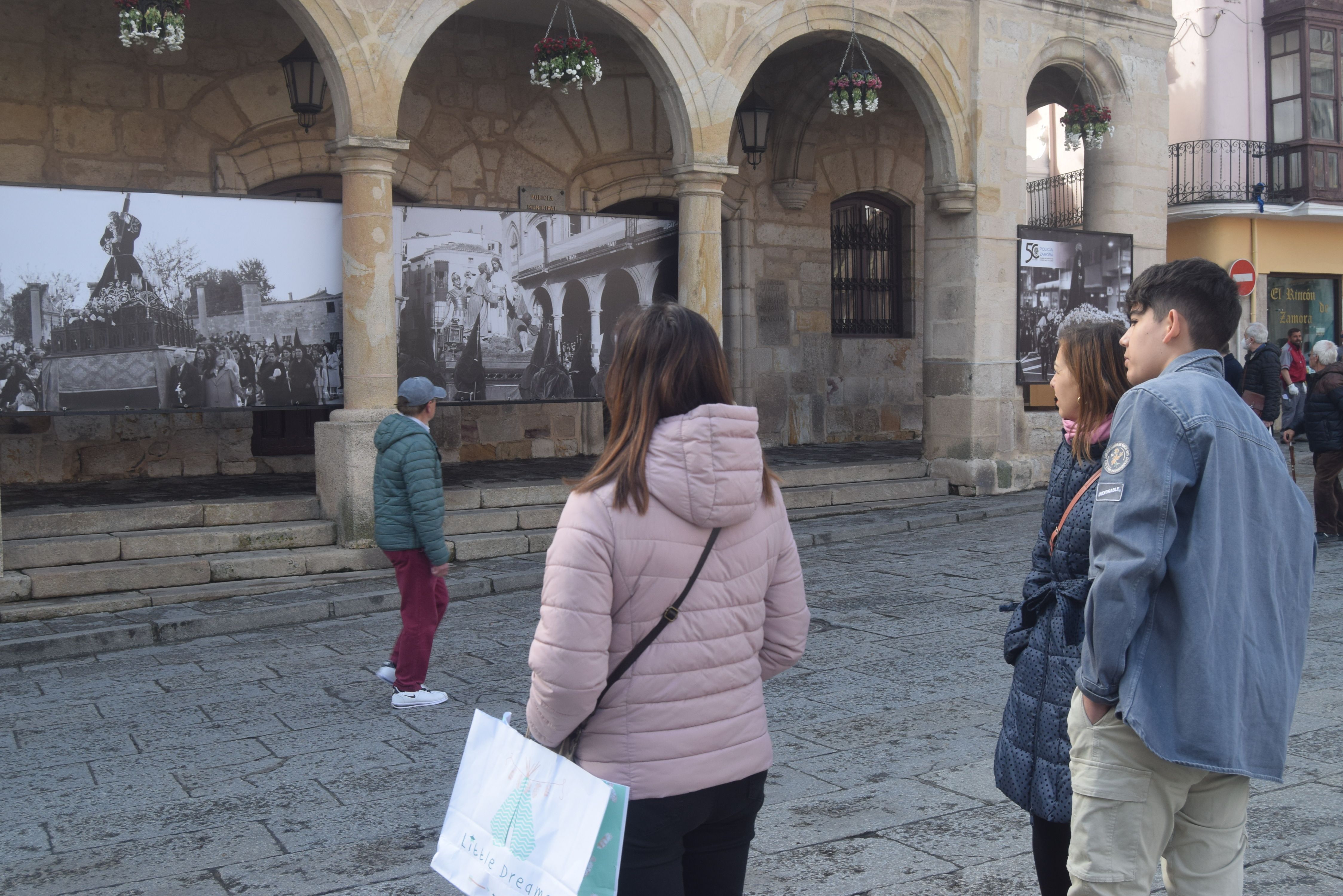 Fotografías antiguas en los soportales del Ayuntamiento Viejo (4)