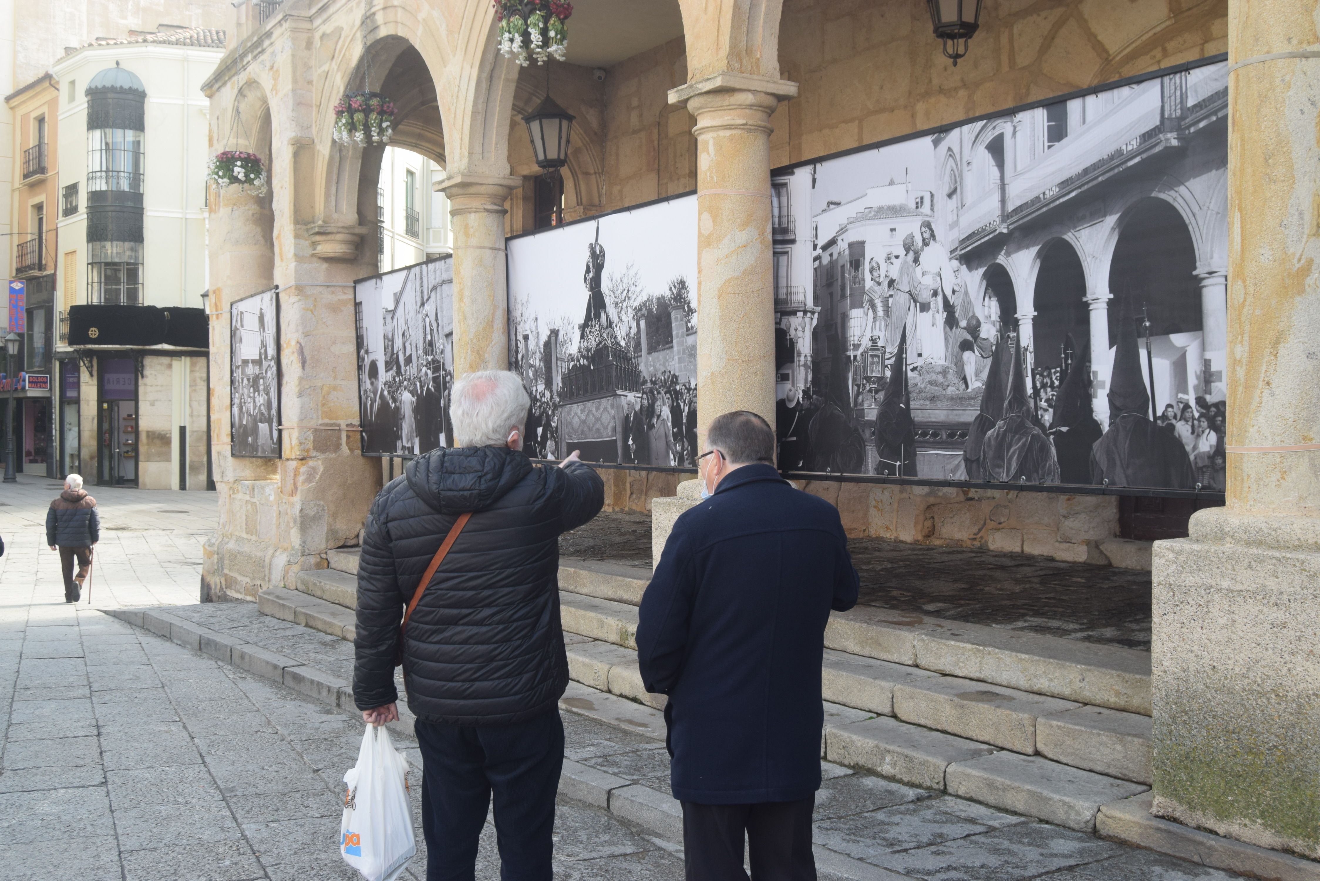 Fotografías antiguas en los soportales del Ayuntamiento Viejo (2)