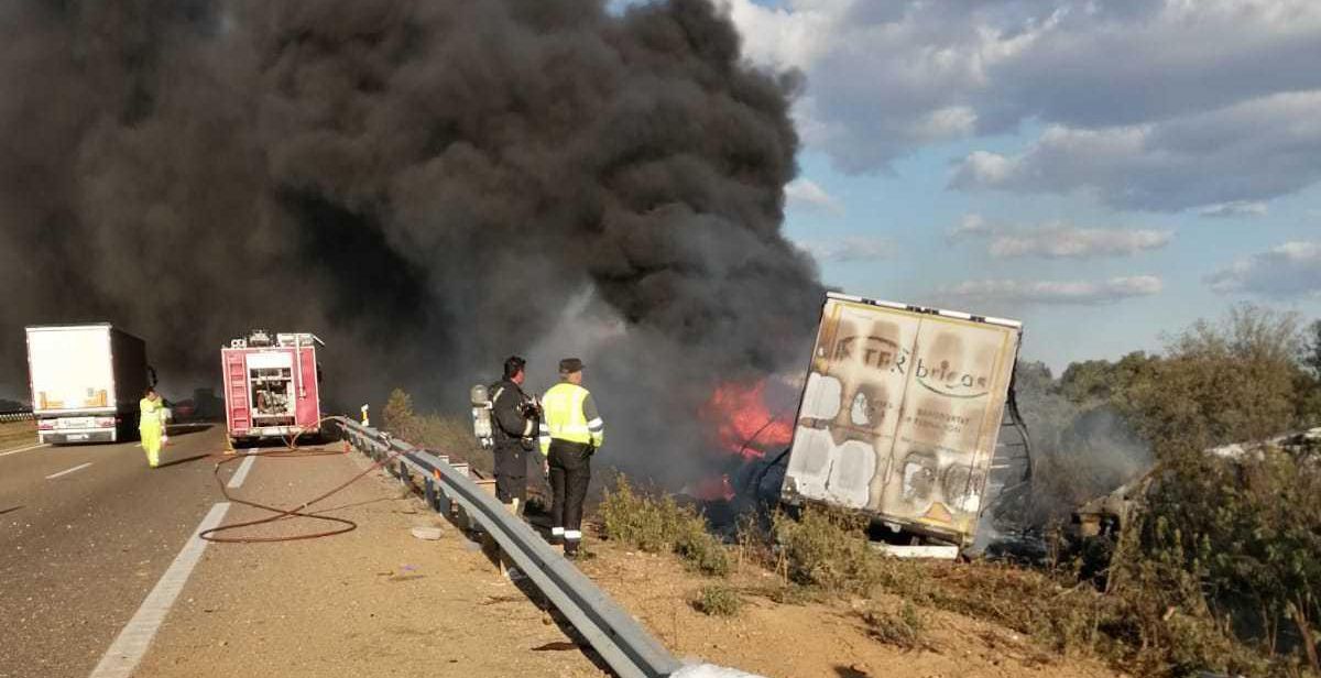 Incendio en un camión tras colisionar con una furgoneta (4)