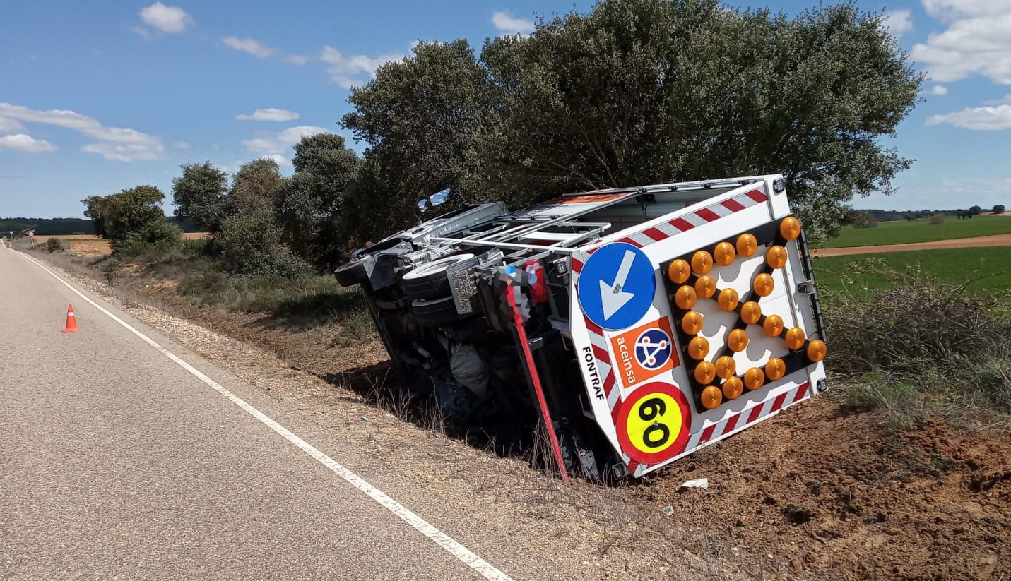 Un camión de mantenimiento vuelca en una carretera de Zamora 