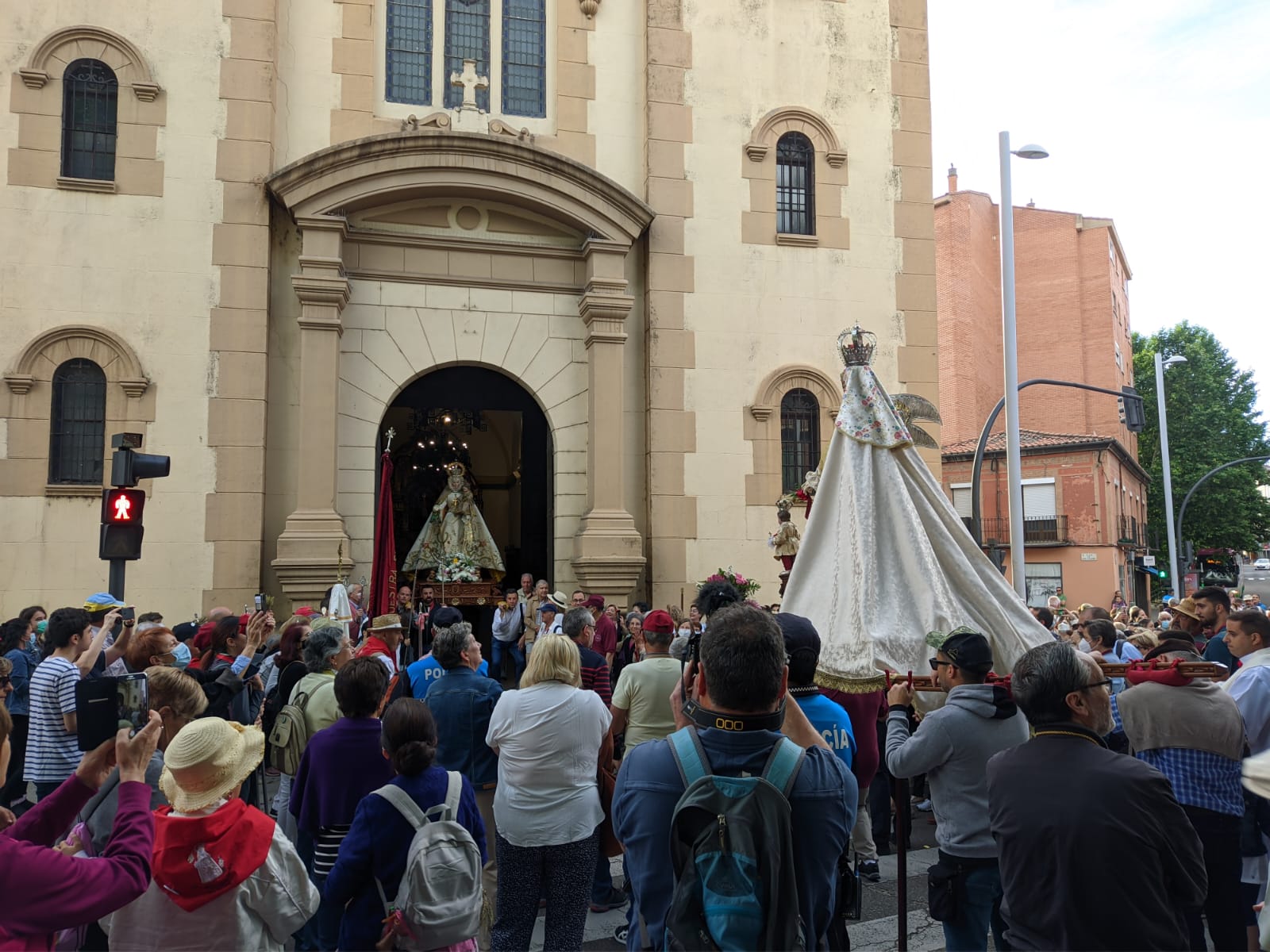 La Virgen de la Concha ya camina hacia La Hiniesta (1)