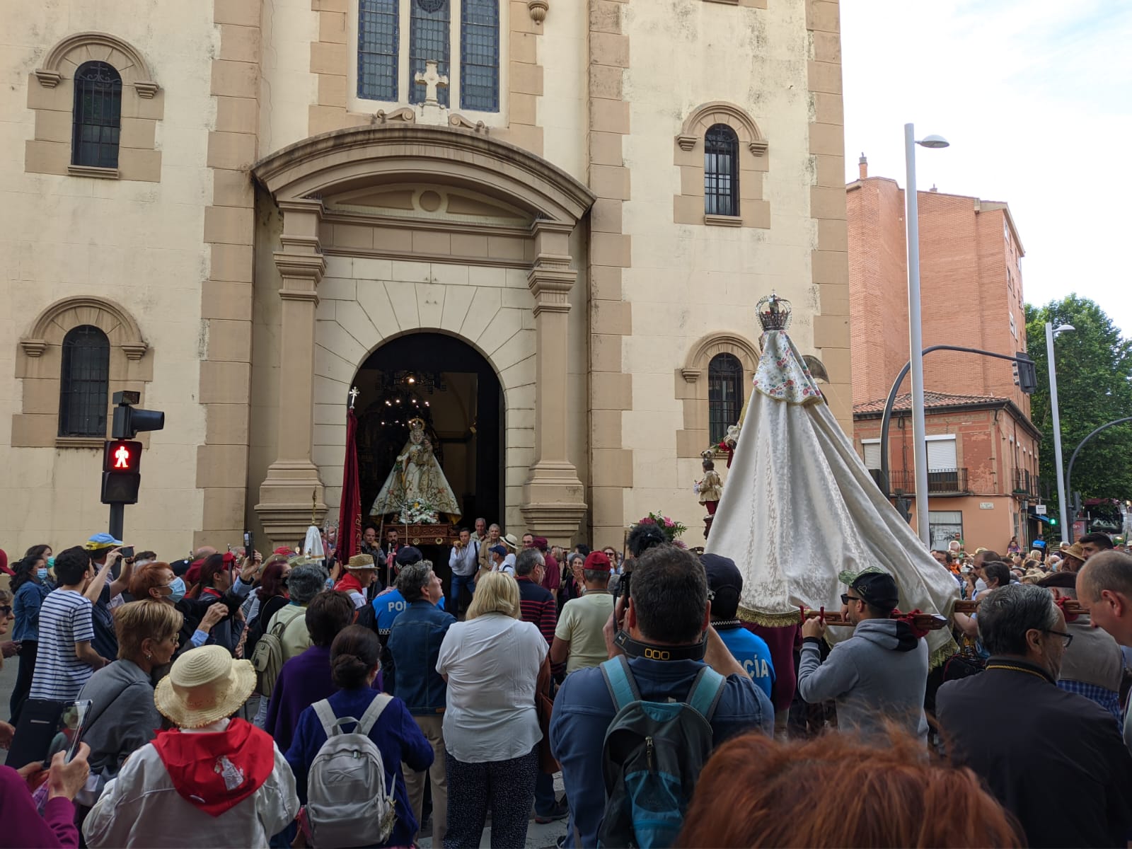 La Virgen de la Concha ya camina hacia La Hiniesta (2)