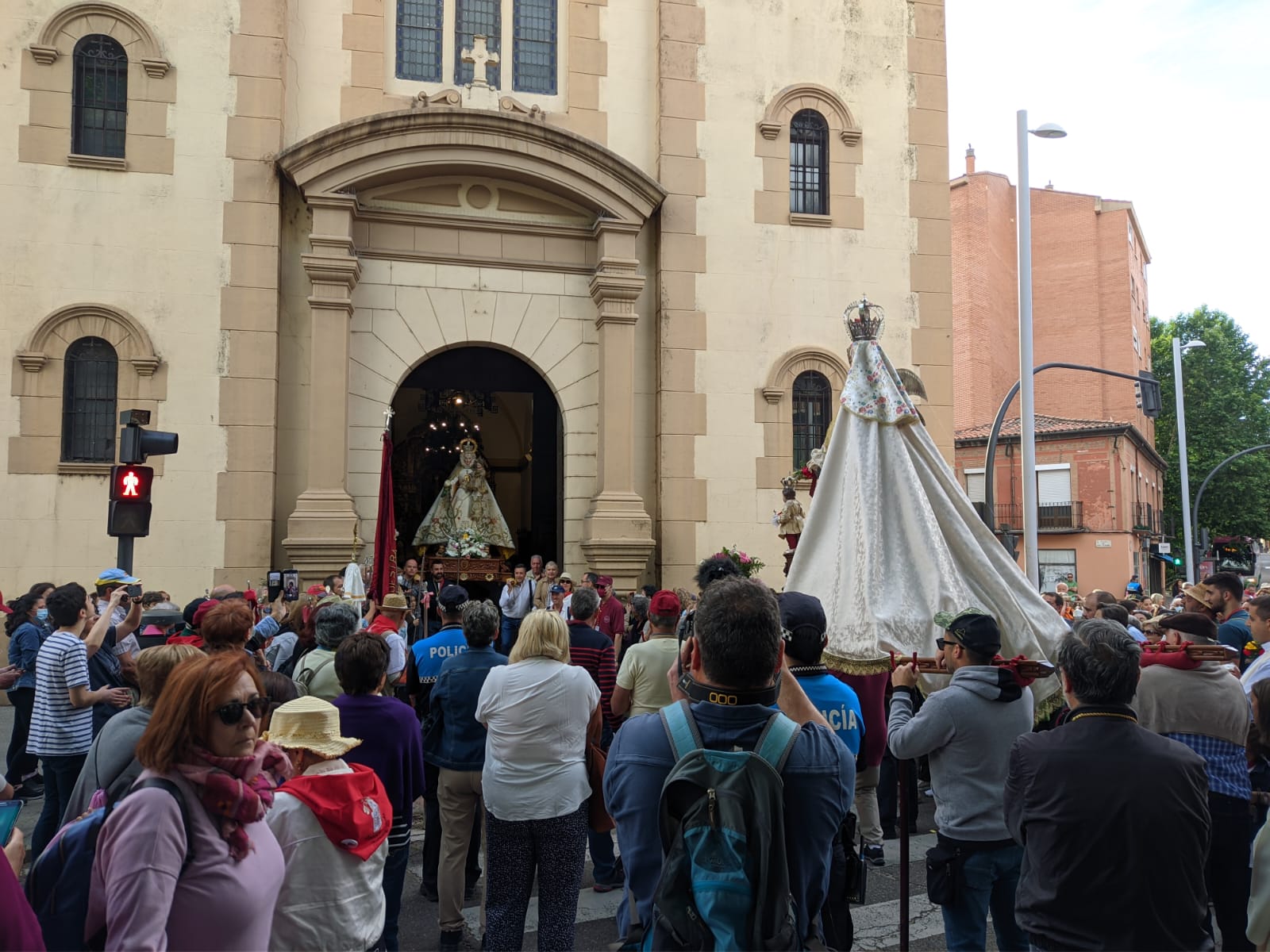 La Virgen de la Concha ya camina hacia La Hiniesta (3)