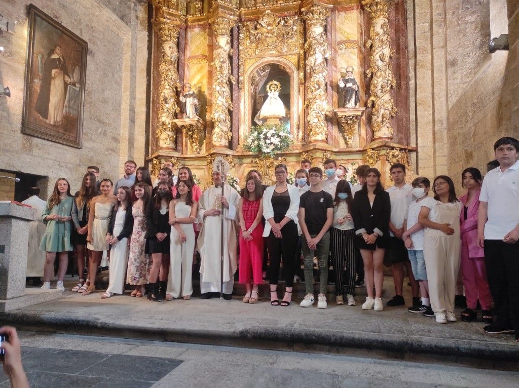 El obispo de Astorga confirma a medio centenar de sanabreses
