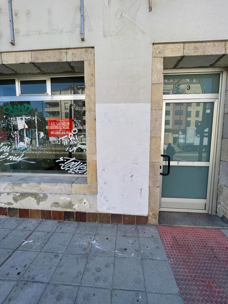 Fachada con grafitis limpiada por el Ayuntamiento (1)