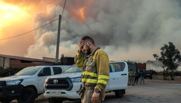 Un bombero llora en las inmediaciones del incendio de Losacio. Europa Press