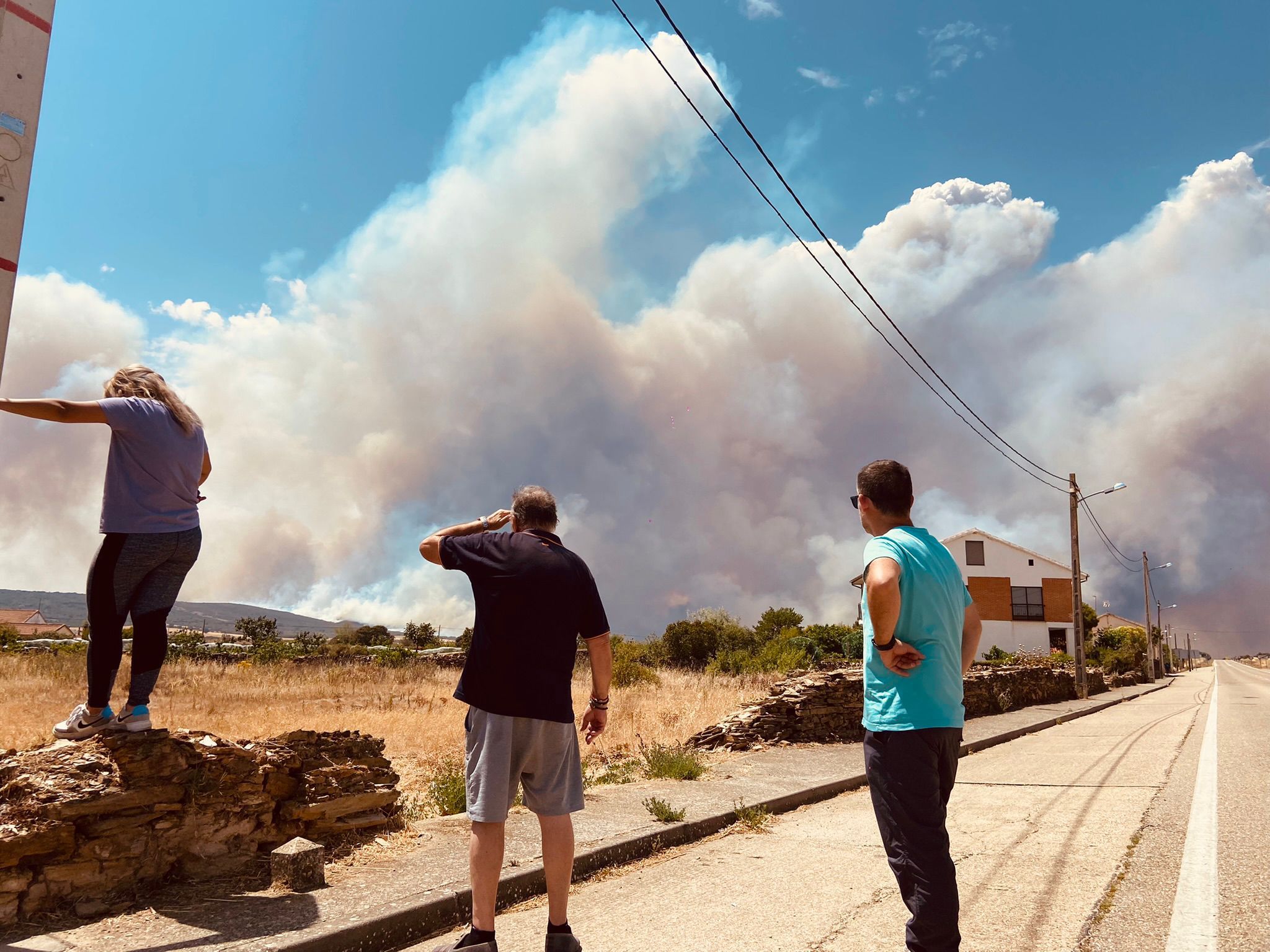 Vecinos de Pozuelo en el incendio. Foto Nitzy de la Mano (5)