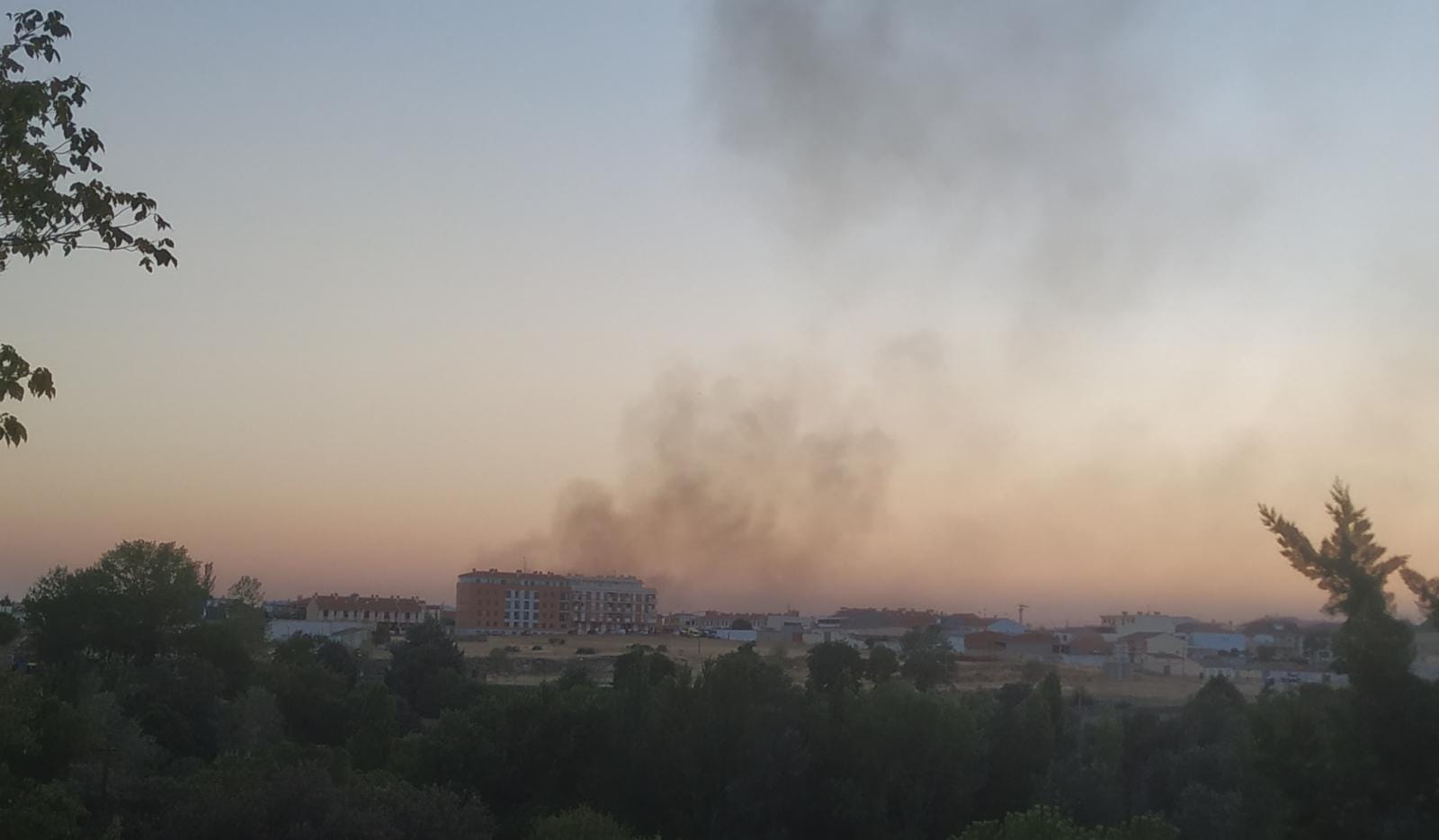 Vista del incendio desde el barrio de San Lázaro