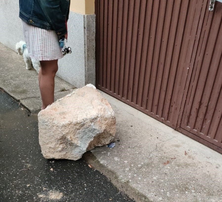 Piedra caida en el suelo