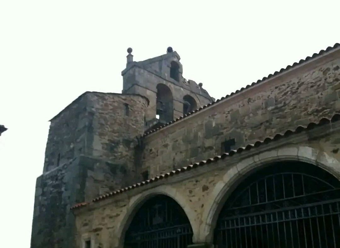 Espadaña dañada de la iglesia parroquial de Alcañices