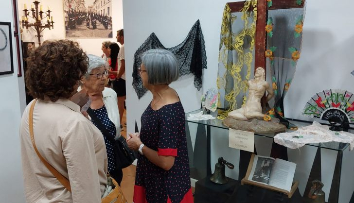 Pilar Macías habla sobre la exposición con dos visitantes