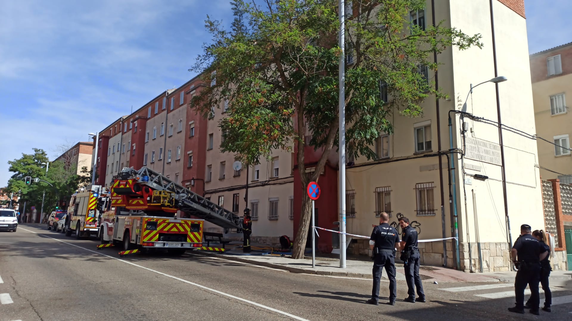 Incendio en una vivienda en la avenida de Galicia (2)