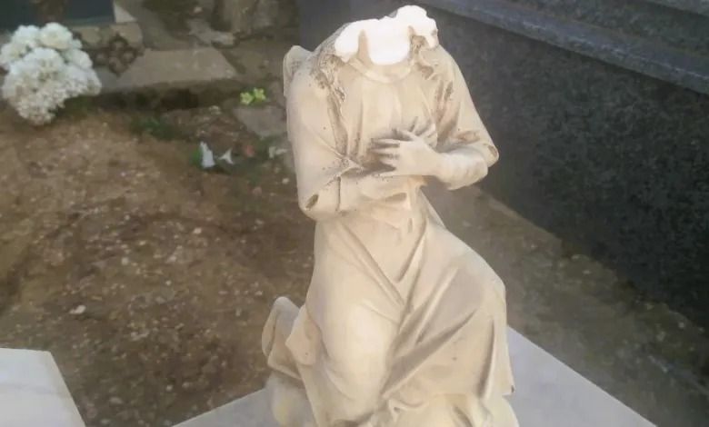La escultura de un ángel decapitado en el cementerio de Villanázar. Benavente Digital 2