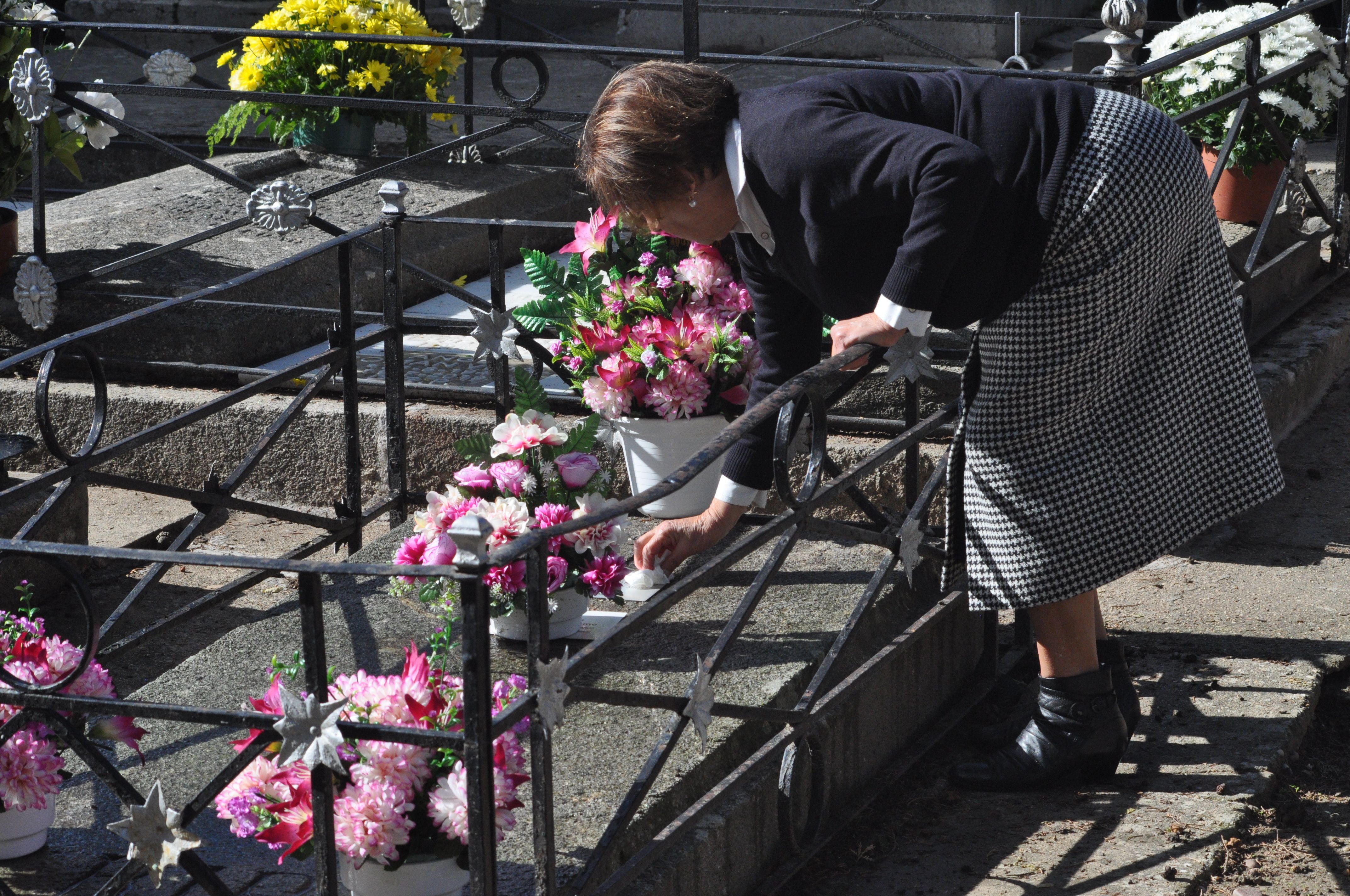 Los zamoranos acuden al cementerio por el Día de Todos los Santos (7)