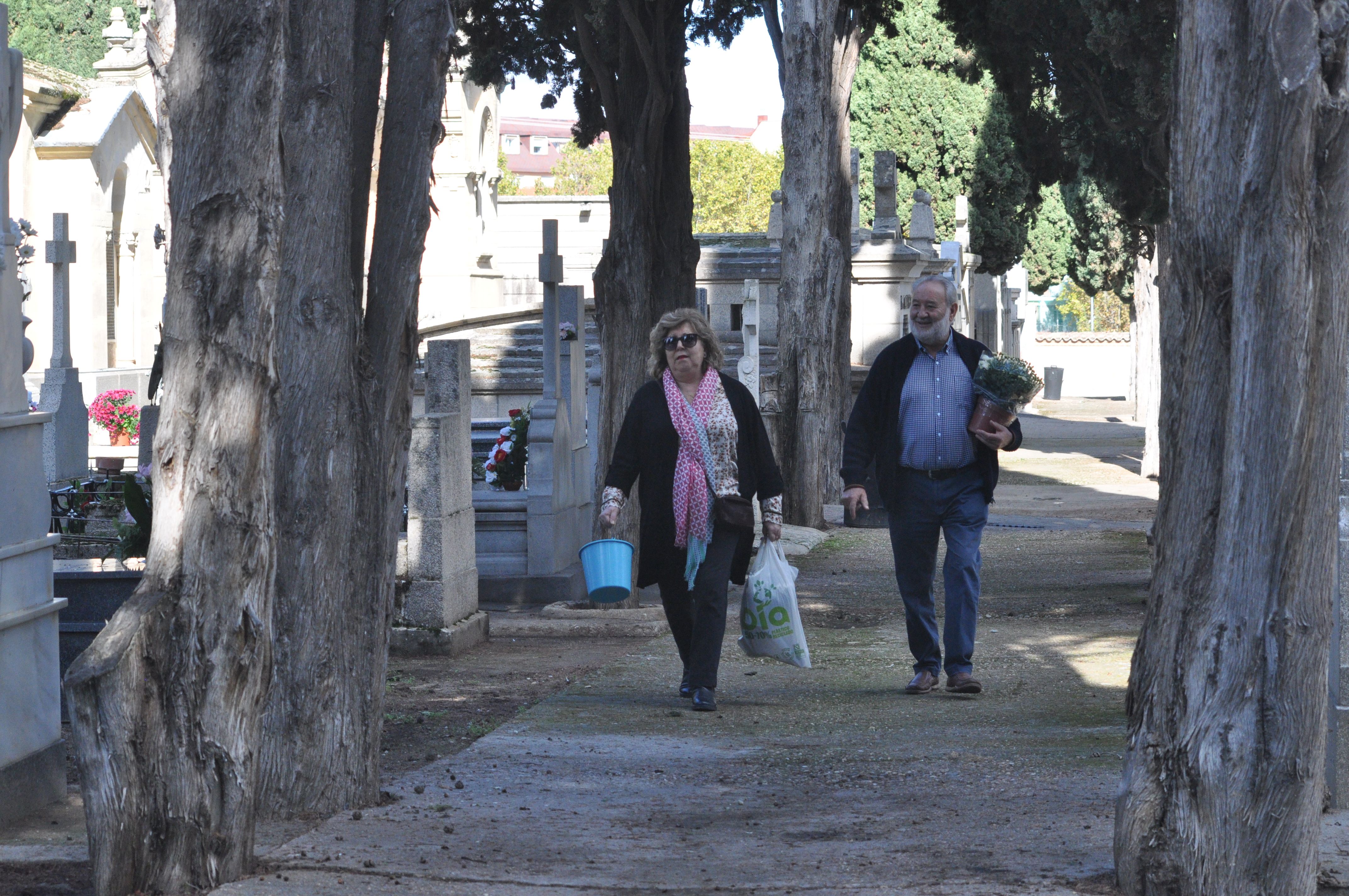 Los zamoranos acuden al cementerio por el Día de Todos los Santos (9)