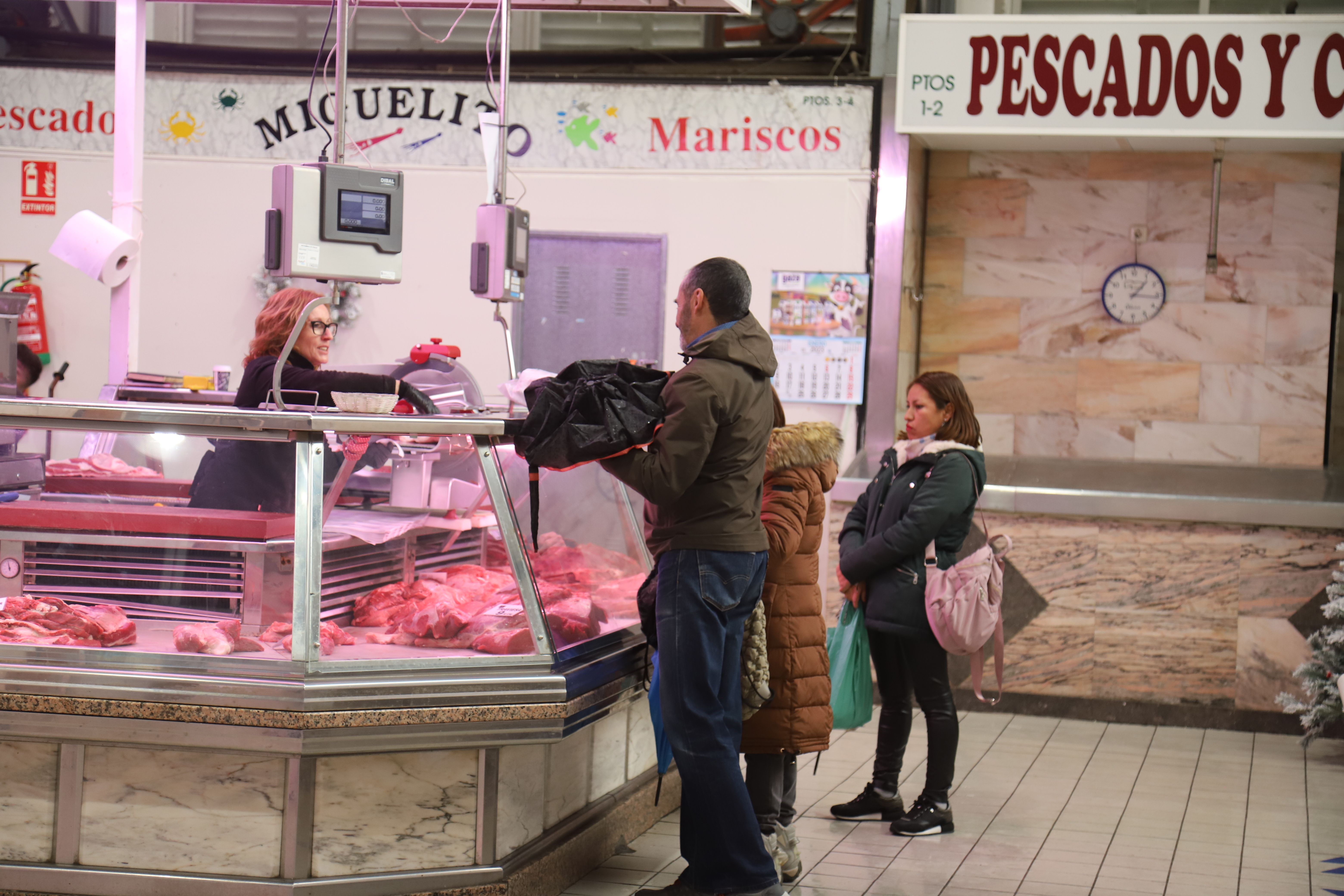 El Mercado de Abastos, punto de encuentro para las compras navideñas de los zamoranos (4)