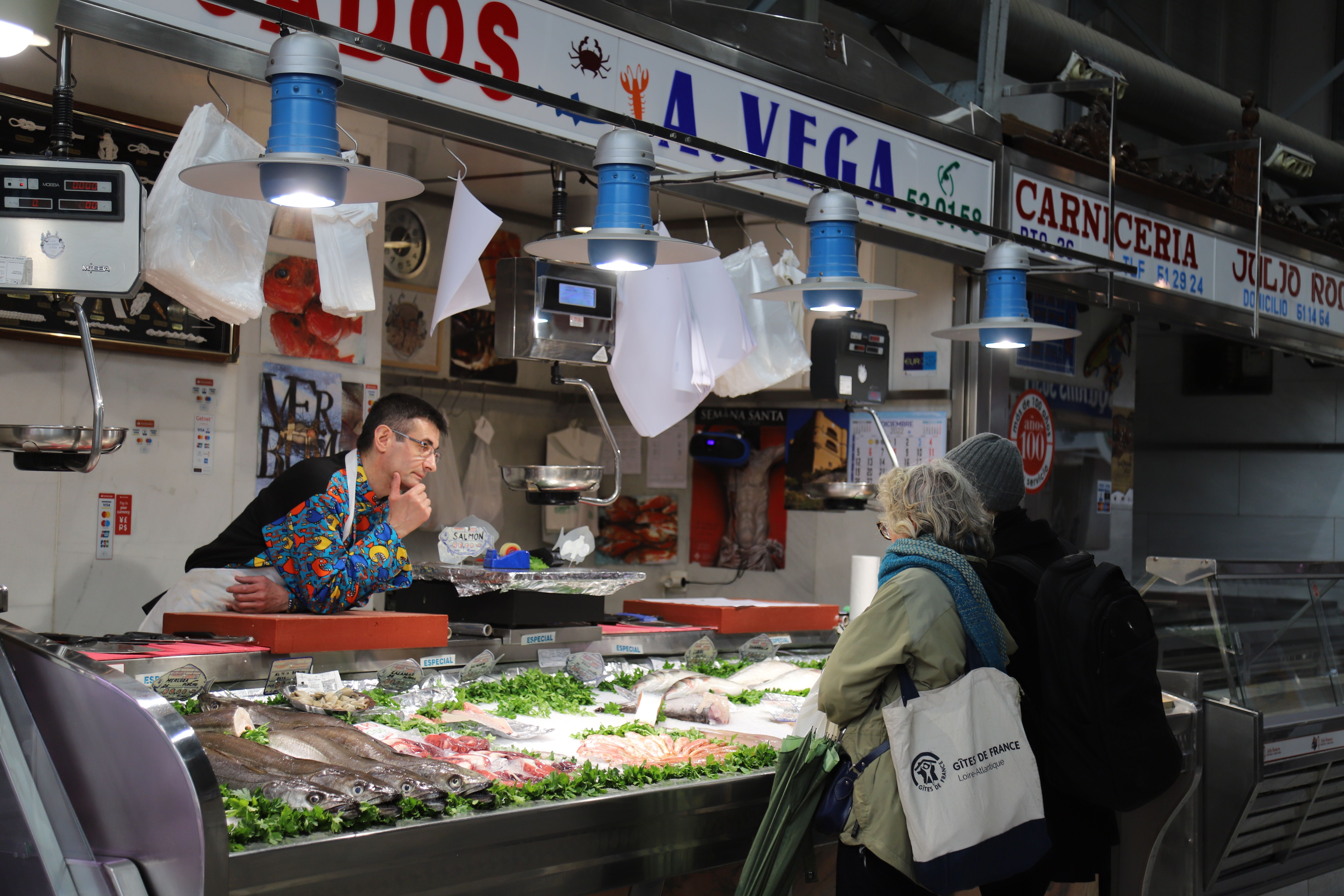 El Mercado de Abastos, punto de encuentro para las compras navideñas de los zamoranos (2)