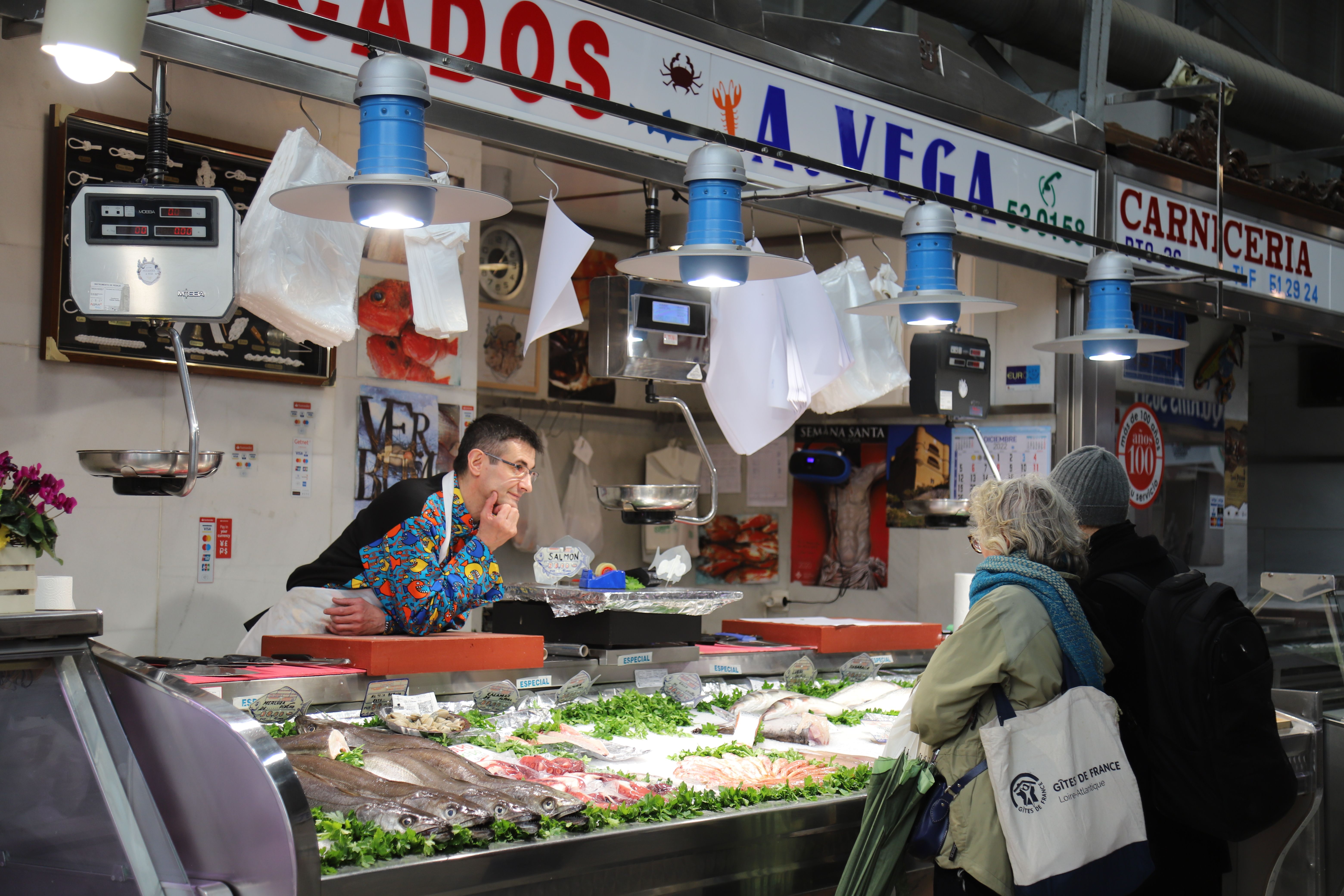 El Mercado de Abastos, punto de encuentro para las compras navideñas de los zamoranos (3)