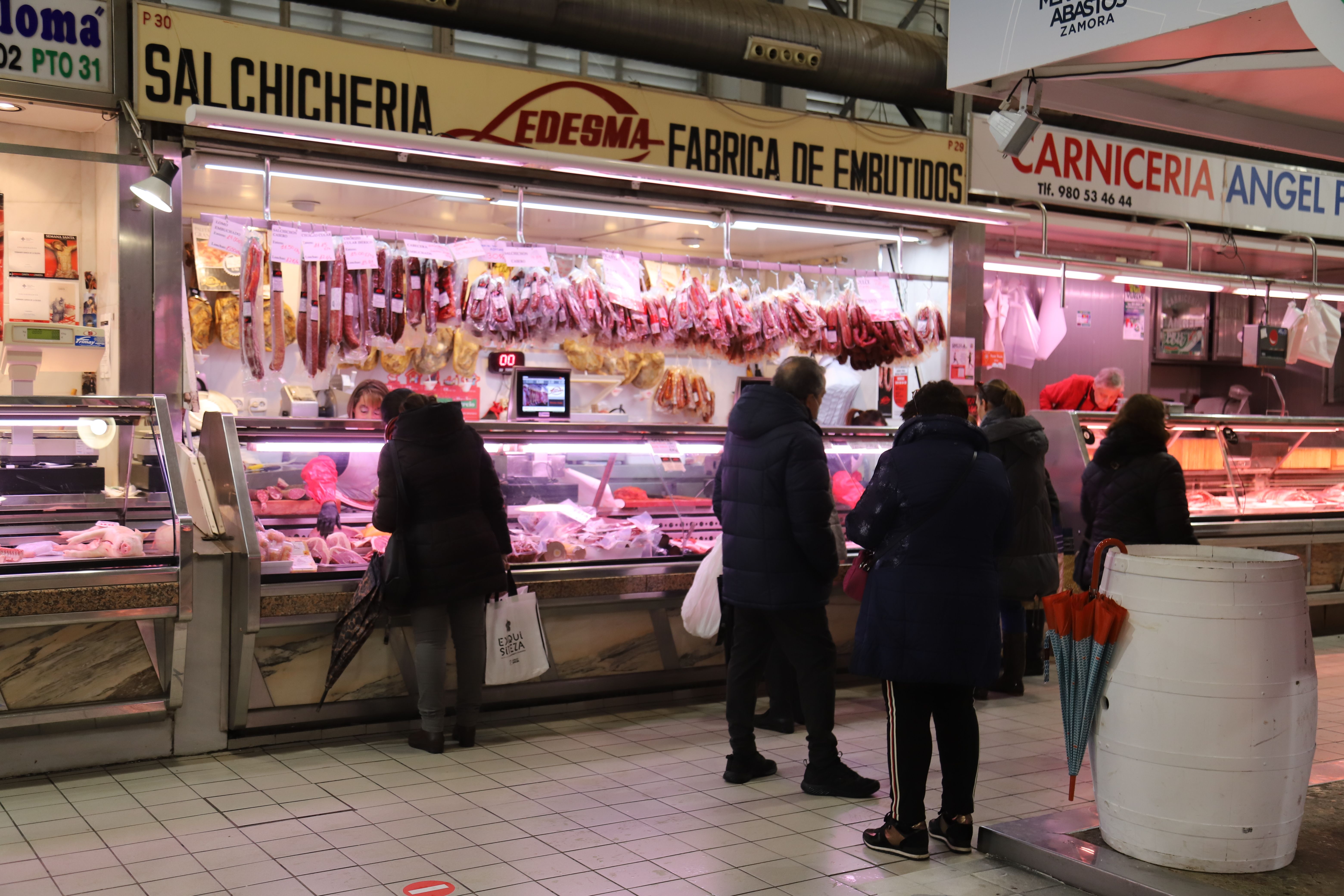 El Mercado de Abastos, punto de encuentro para las compras navideñas de los zamoranos (6)