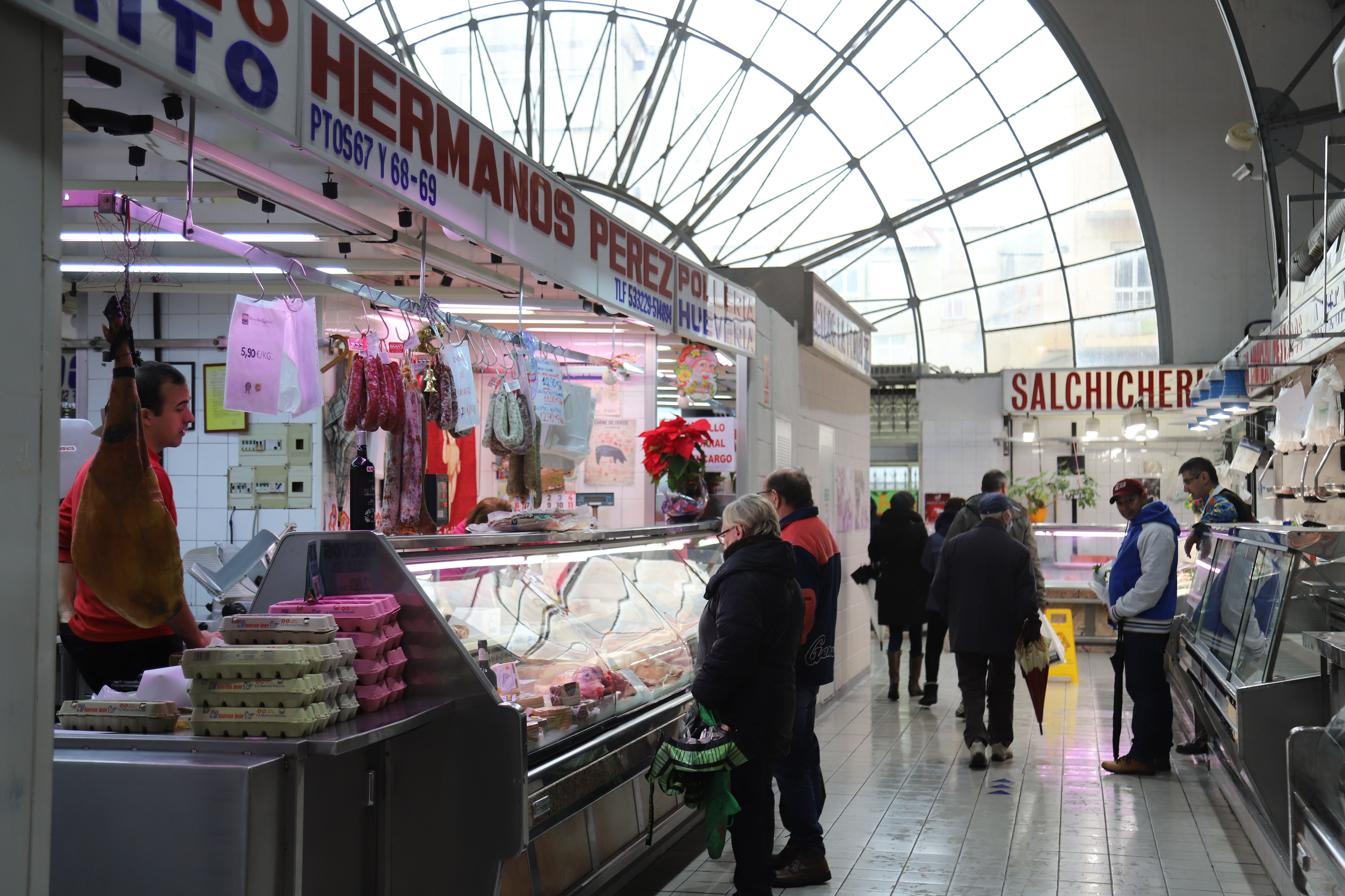 El Mercado de Abastos, punto de encuentro para las compras navideñas de los zamoranos
