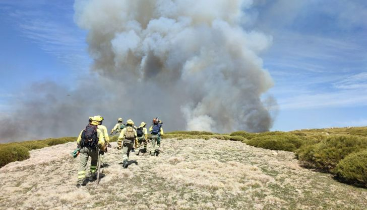 Medios zamoranos colaboran en la extinción de un incendio en Salamanca tras descontrolarse una quema