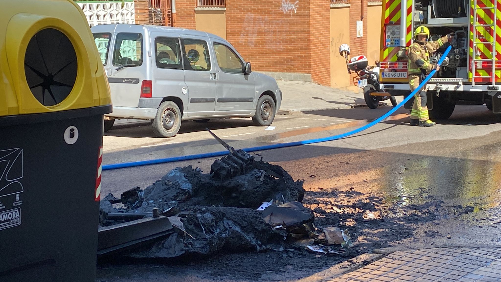 Los bomberos sofocan el fuego en el contenedor de la calle Argentina (2)