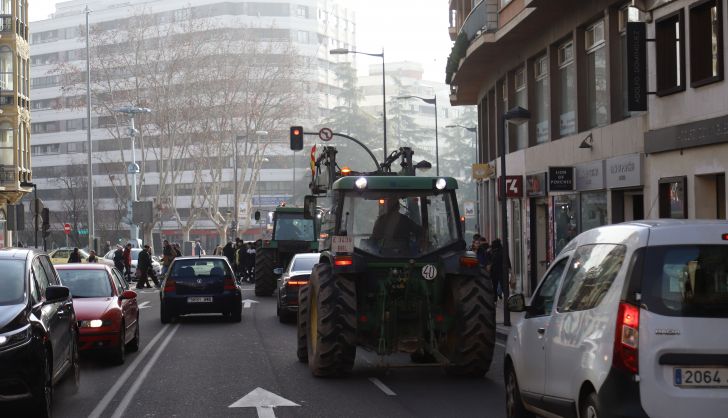 Imagen de los tractores en la avenida Alfonso IX