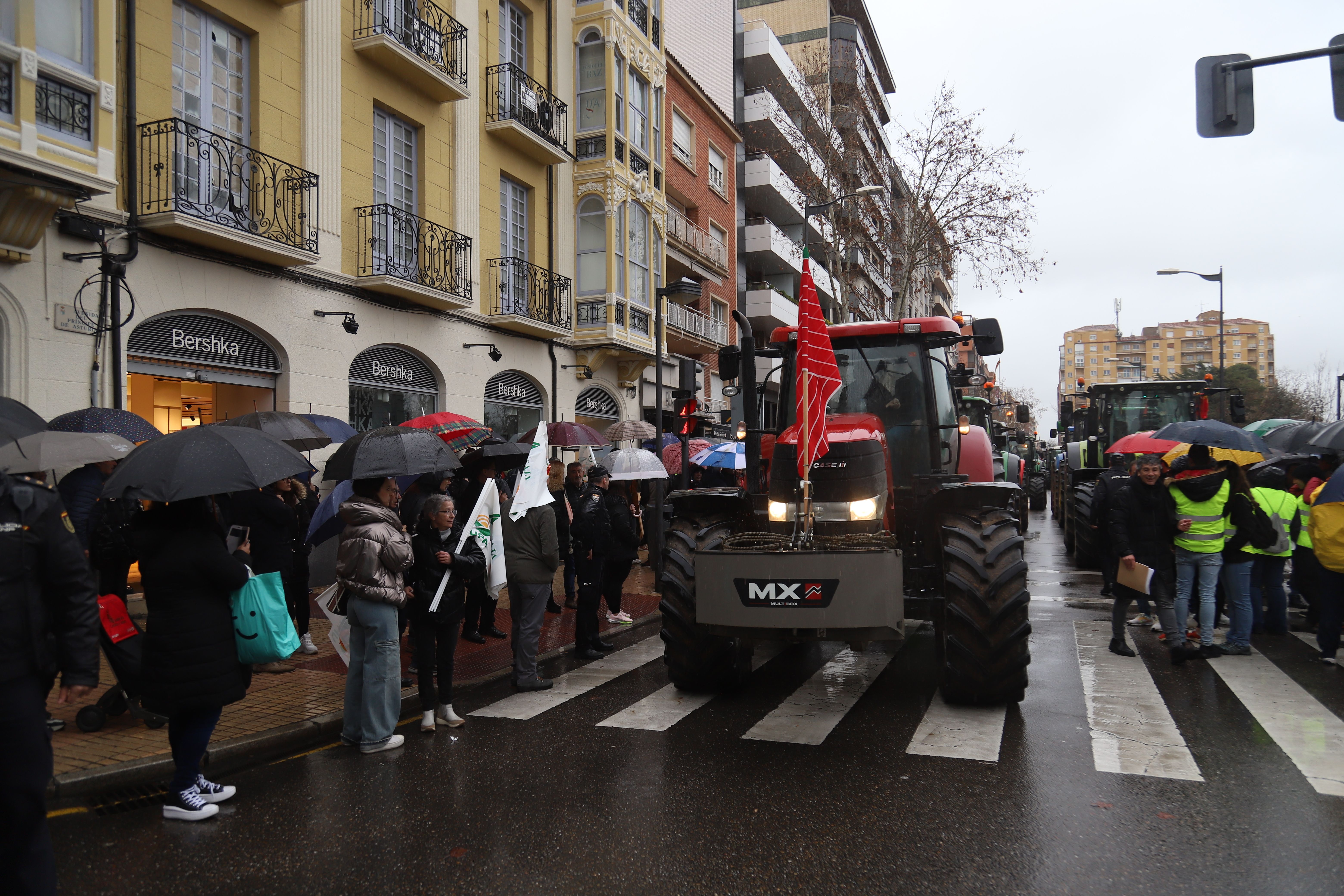 Los tractores llegan a la plaza de La Marina  Foto: María Lorenzo 