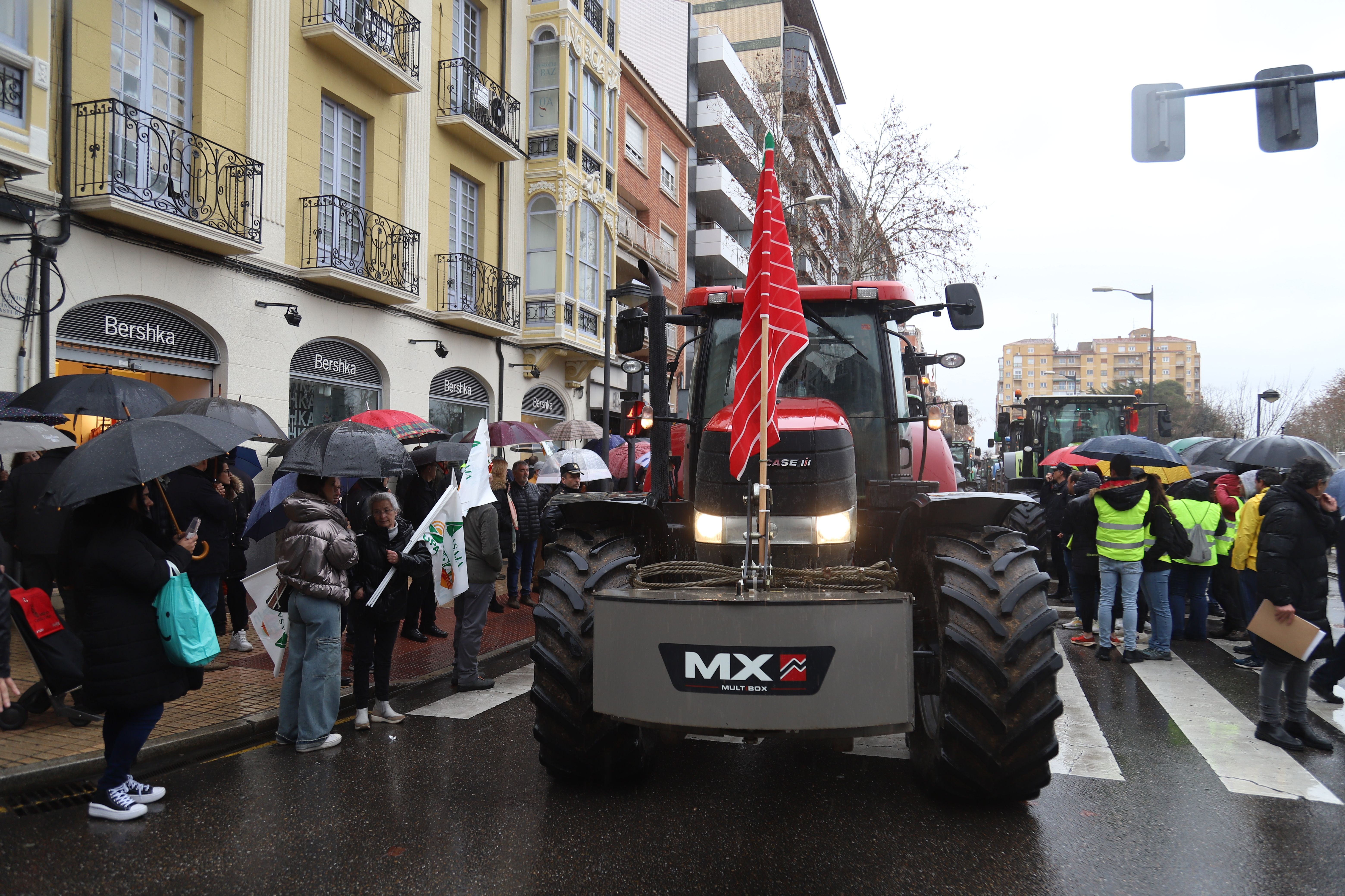 Los tractores llegan a la plaza de La Marina  Foto: María Lorenzo 