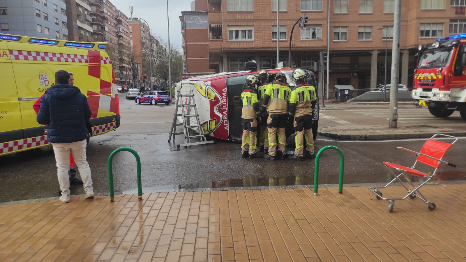 Vuelco de una ambulancia en Zamora capital