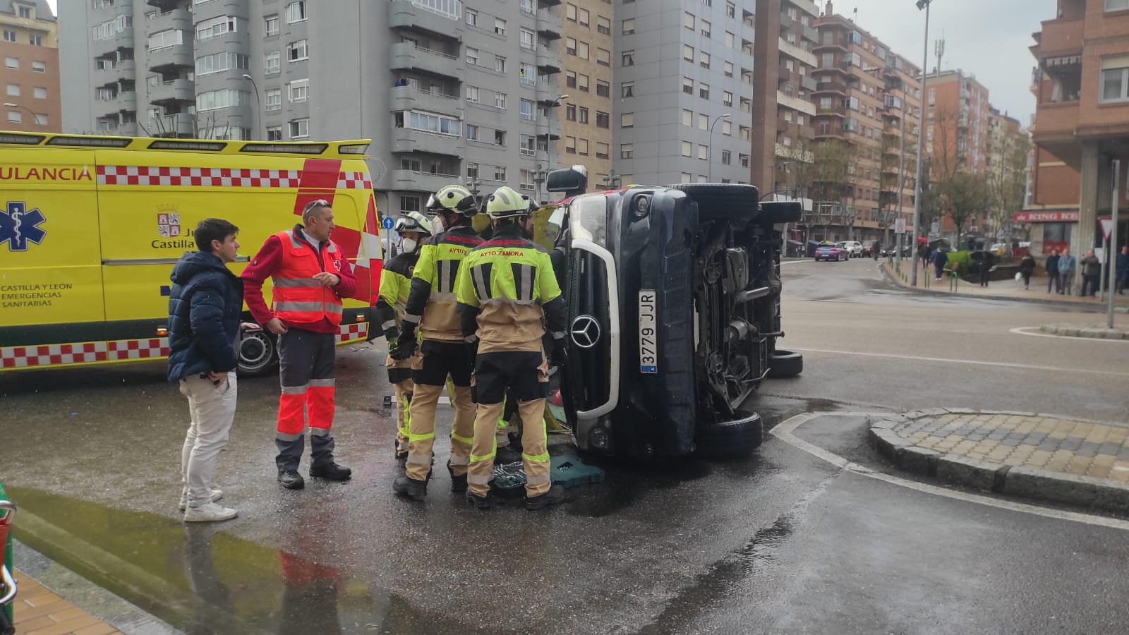 Vuelco de una ambulancia en Zamora capital