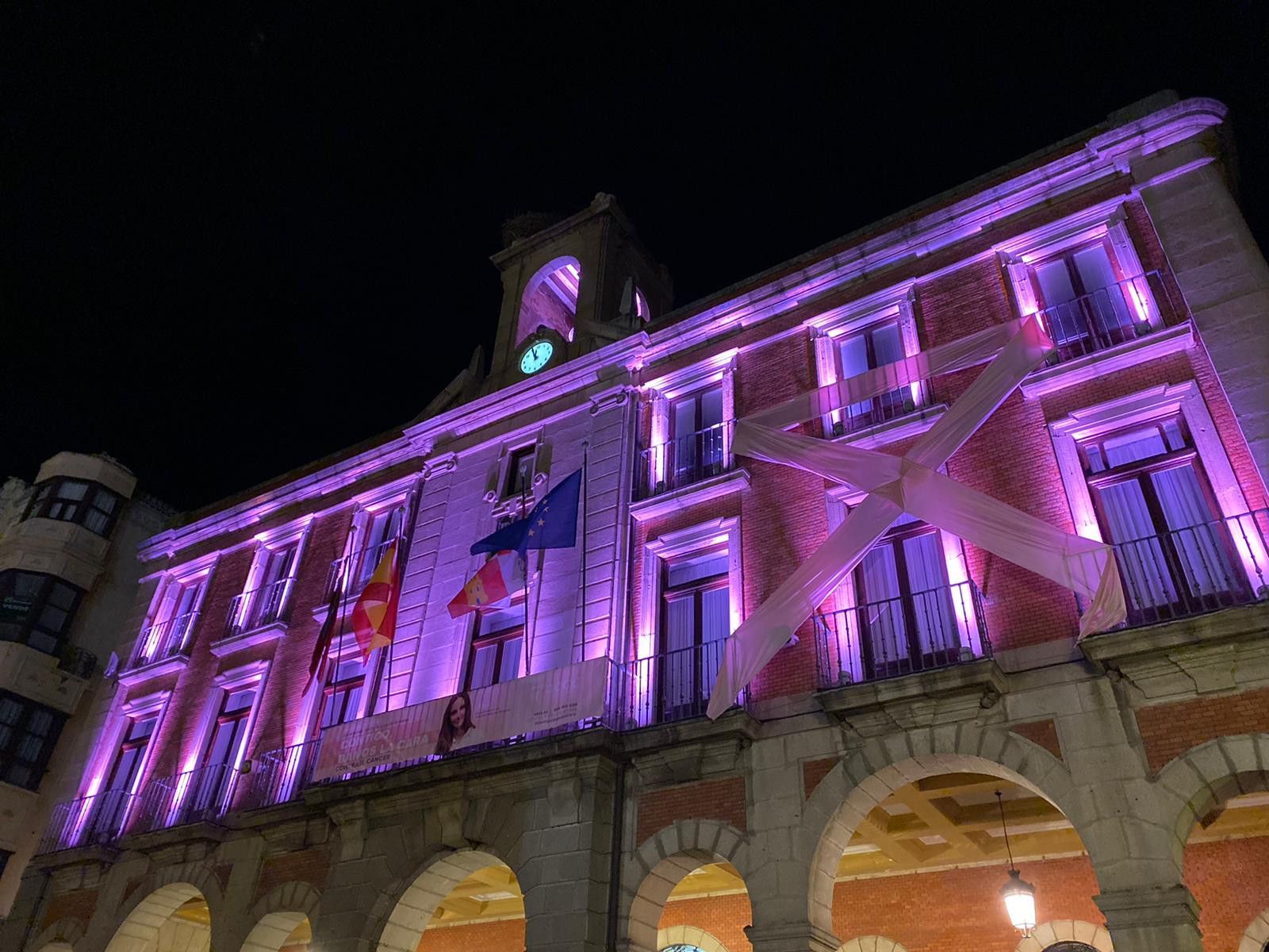 Iluminacion rosa fachada ayuntamiento cancer