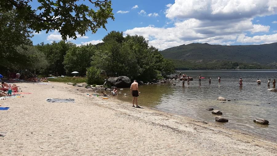 Lago de sanabria enanos playa bañistas (4)