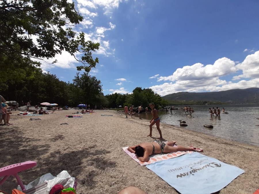 Lago de sanabria enanos playa bañistas (6)
