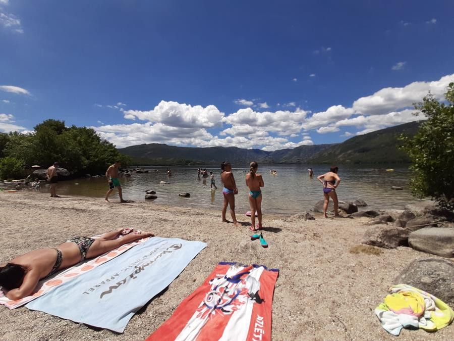 Lago de sanabria enanos playa bañistas (1)