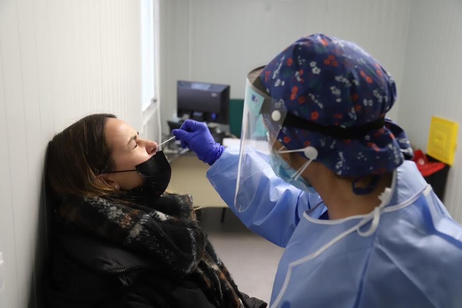 Una joven se somete a una PCR en el primer cribado masivo realizado en Zamora el pasado enero