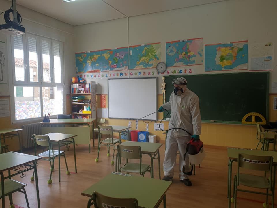 Desinfección de un aula en un colegio de la provincia. Archivo
