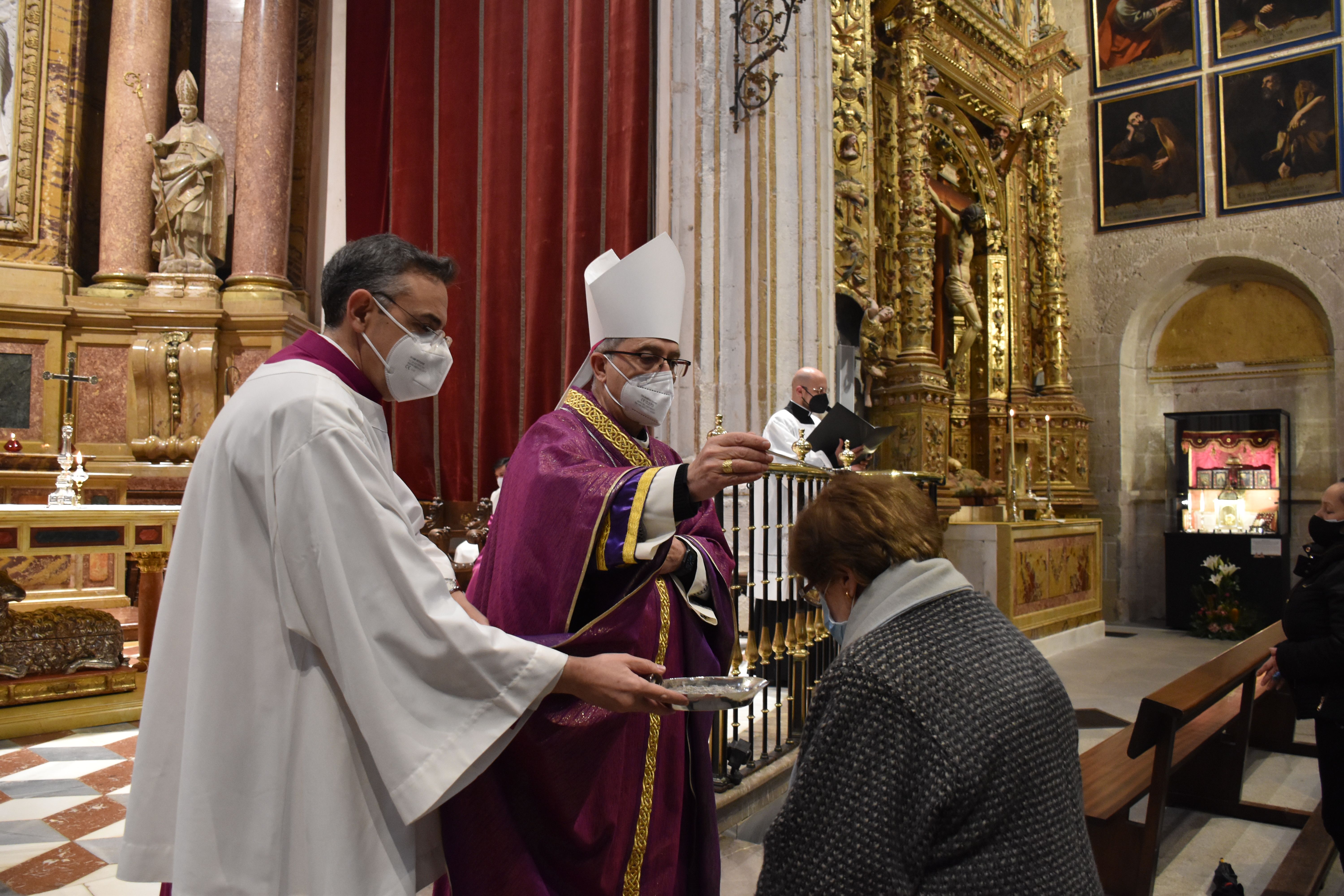 El obispo de Zamora, Fernando Valea, preside la eucaristía del Miércoles de Ceniza (1)
