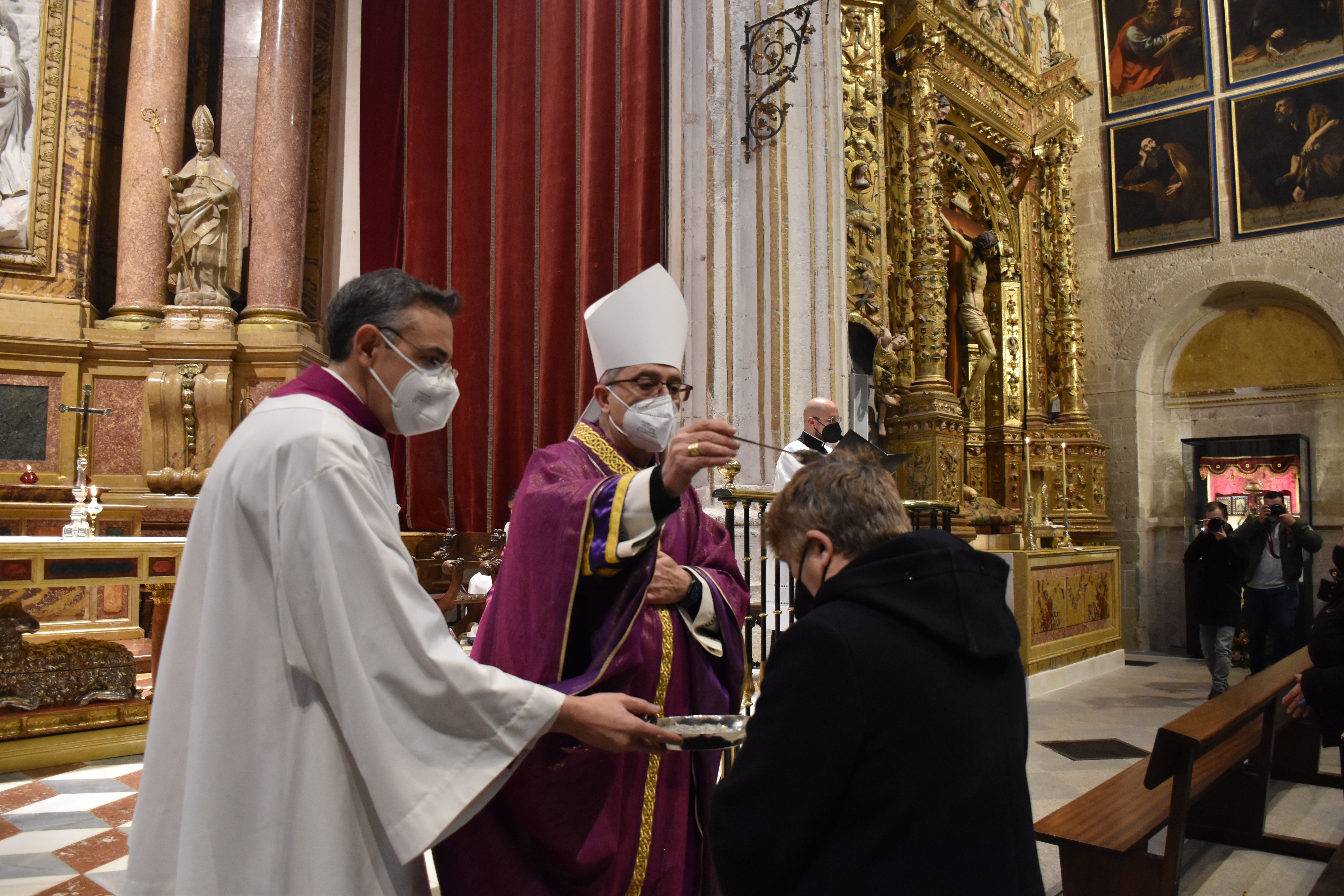 El obispo de Zamora, Fernando Valea, preside la eucaristía del Miércoles de Ceniza (2)