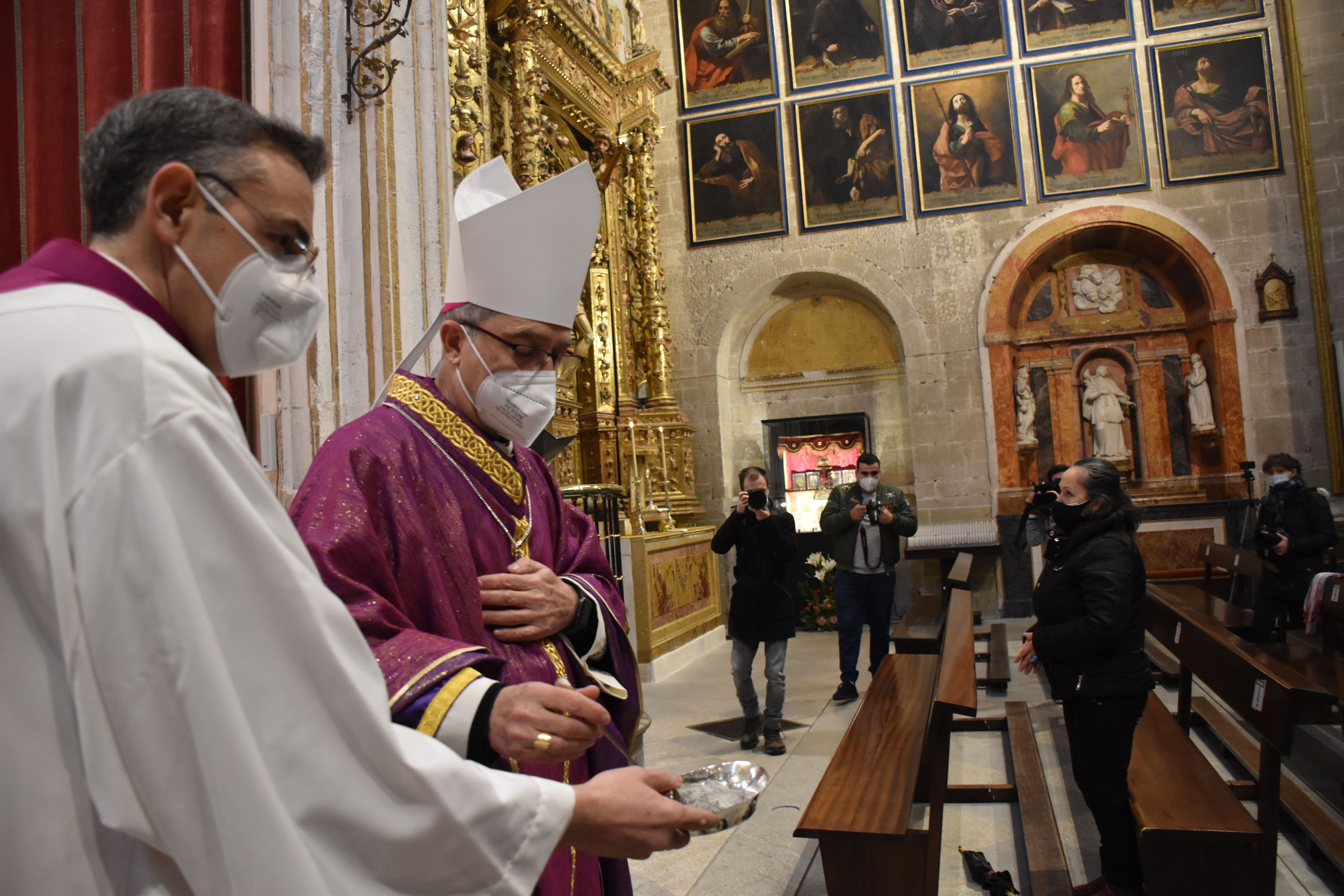 El obispo de Zamora, Fernando Valea, preside la eucaristía del Miércoles de Ceniza (3)
