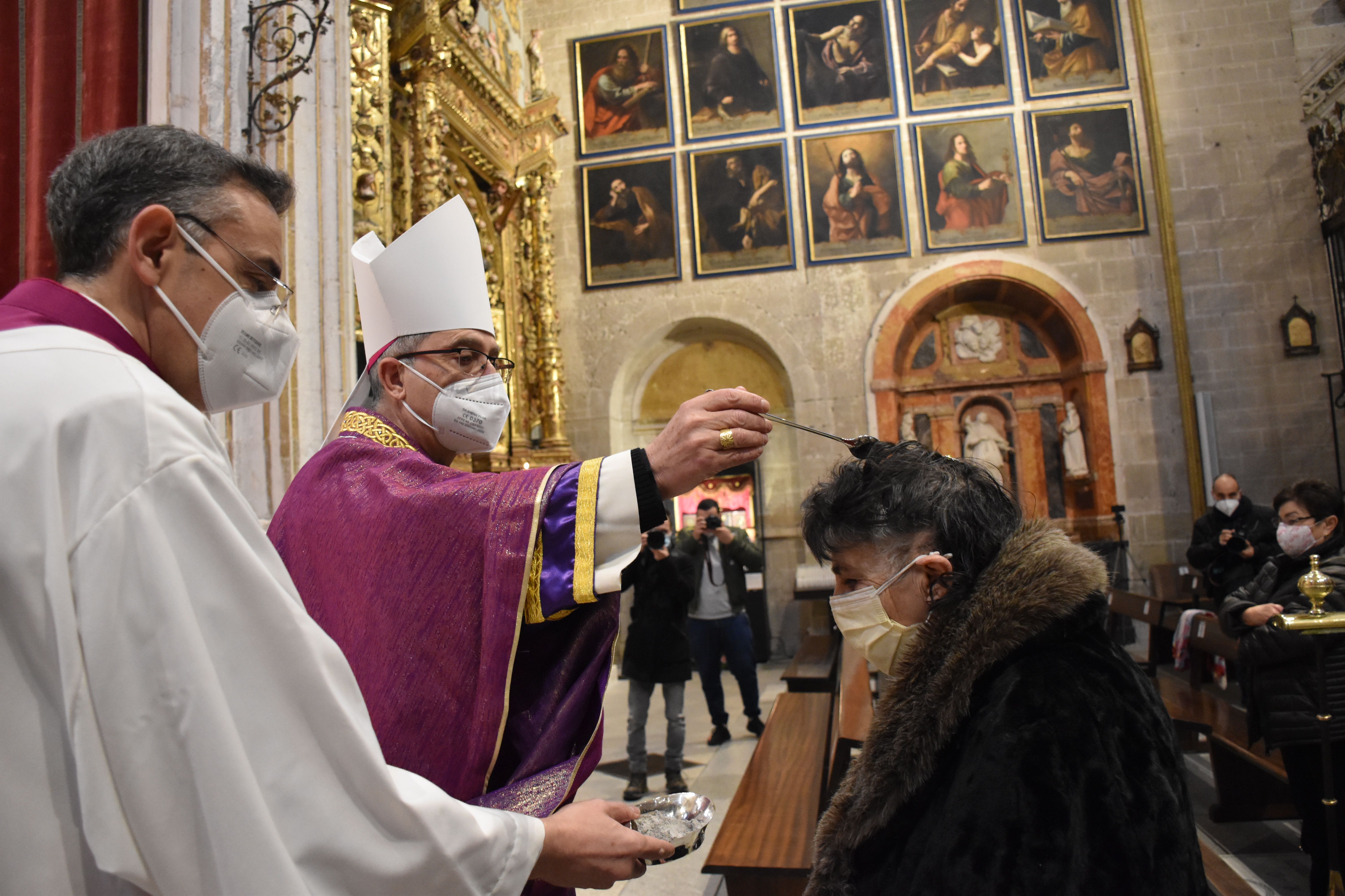 El obispo de Zamora, Fernando Valea, preside la eucaristía del Miércoles de Ceniza (4)