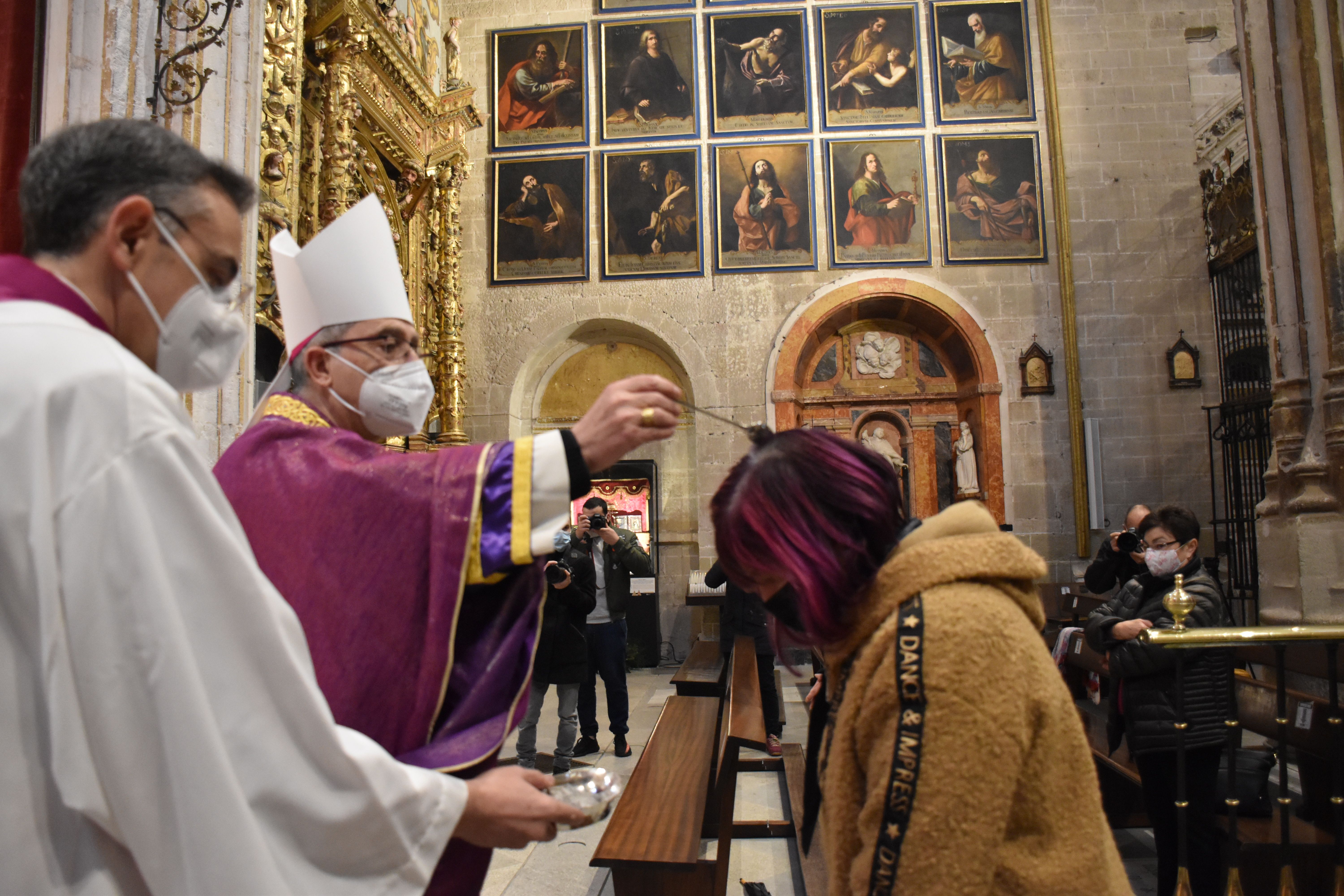 El obispo de Zamora, Fernando Valea, preside la eucaristía del Miércoles de Ceniza (5)